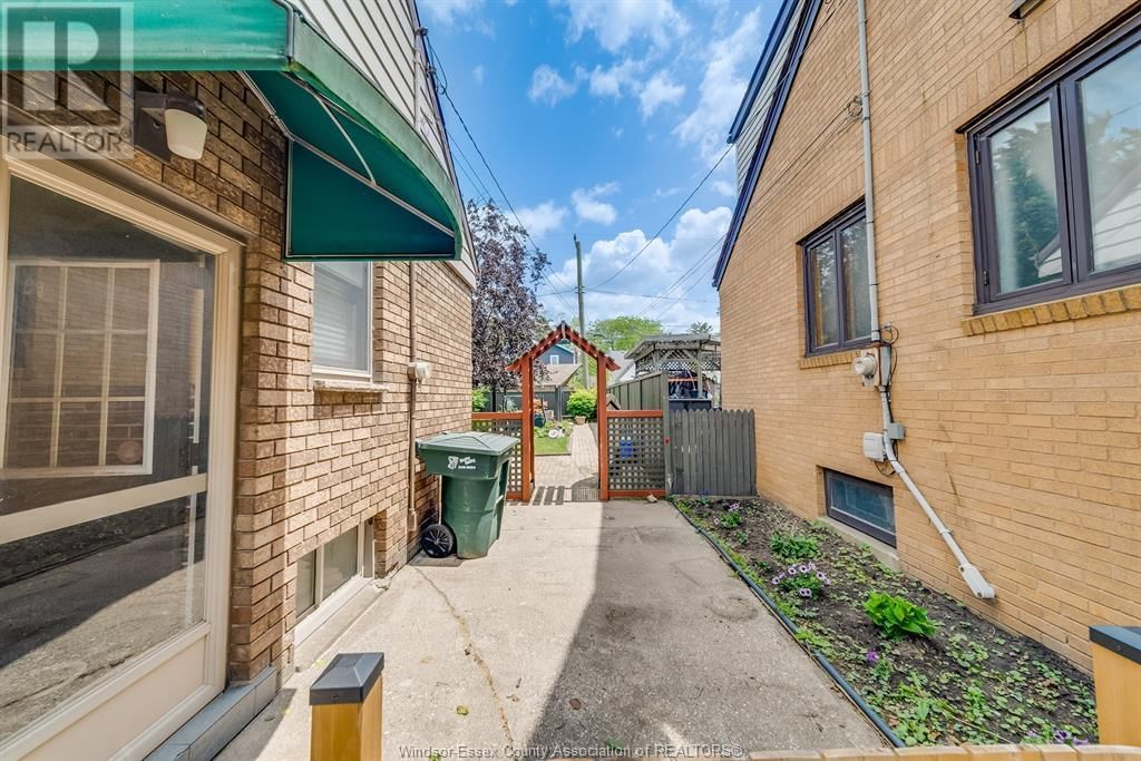 2332 HALL AVENUE Image 28