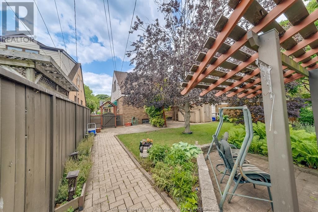2332 HALL AVENUE Image 32