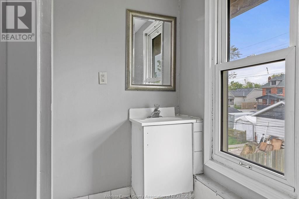 393 ELM AVENUE Image 10