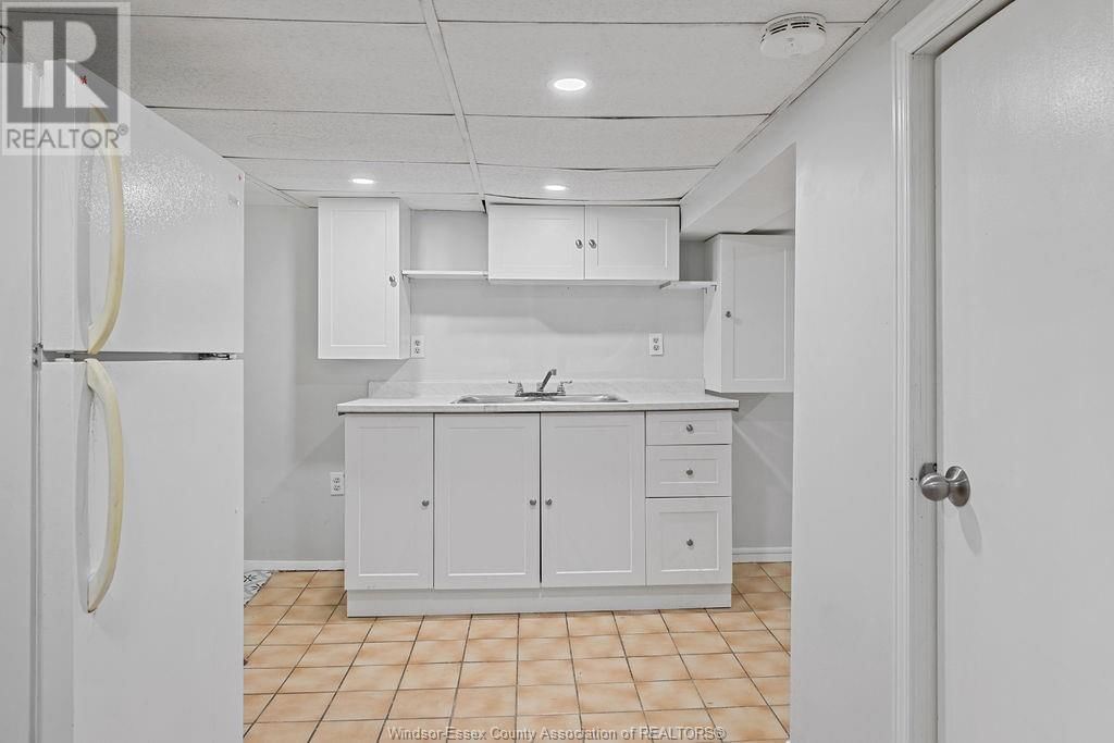 393 ELM AVENUE Image 17
