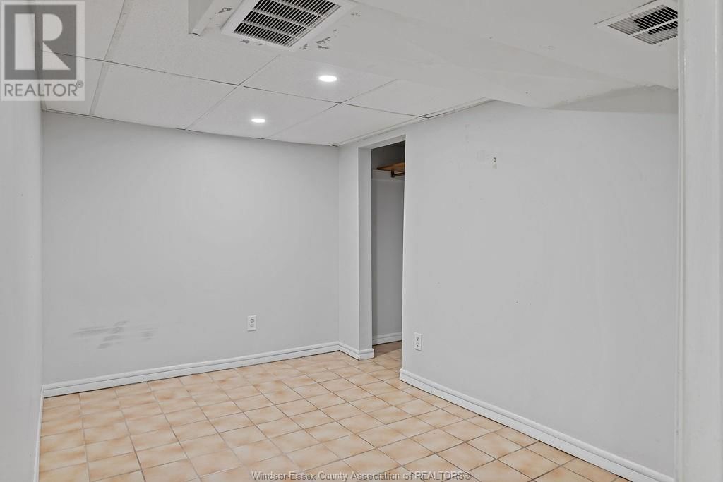 393 ELM AVENUE Image 19