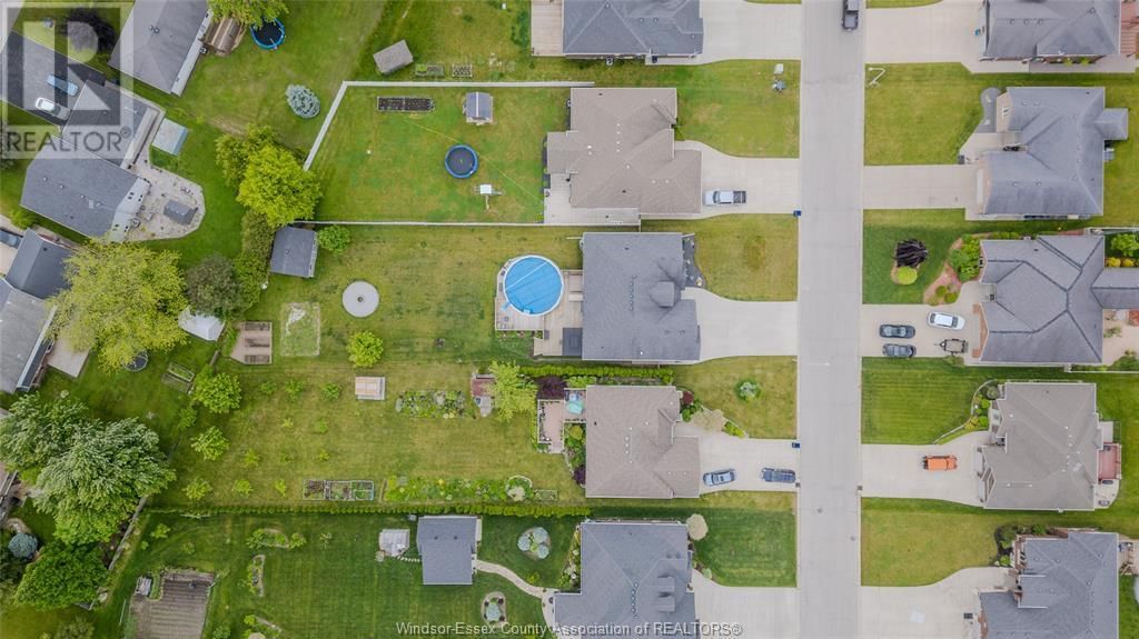 11 DEER CROSS Image 34