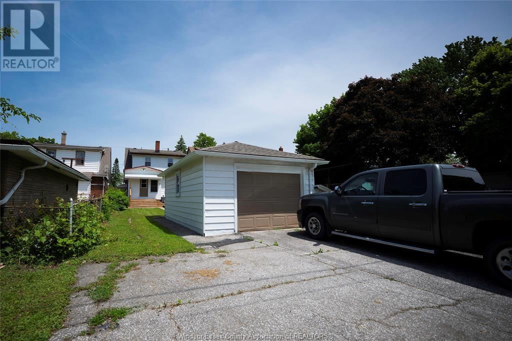 1035 ELM AVE Image 23