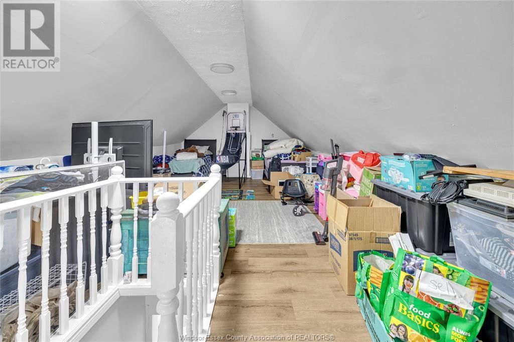 1242 WYANDOTTE STREET EAST Image 17