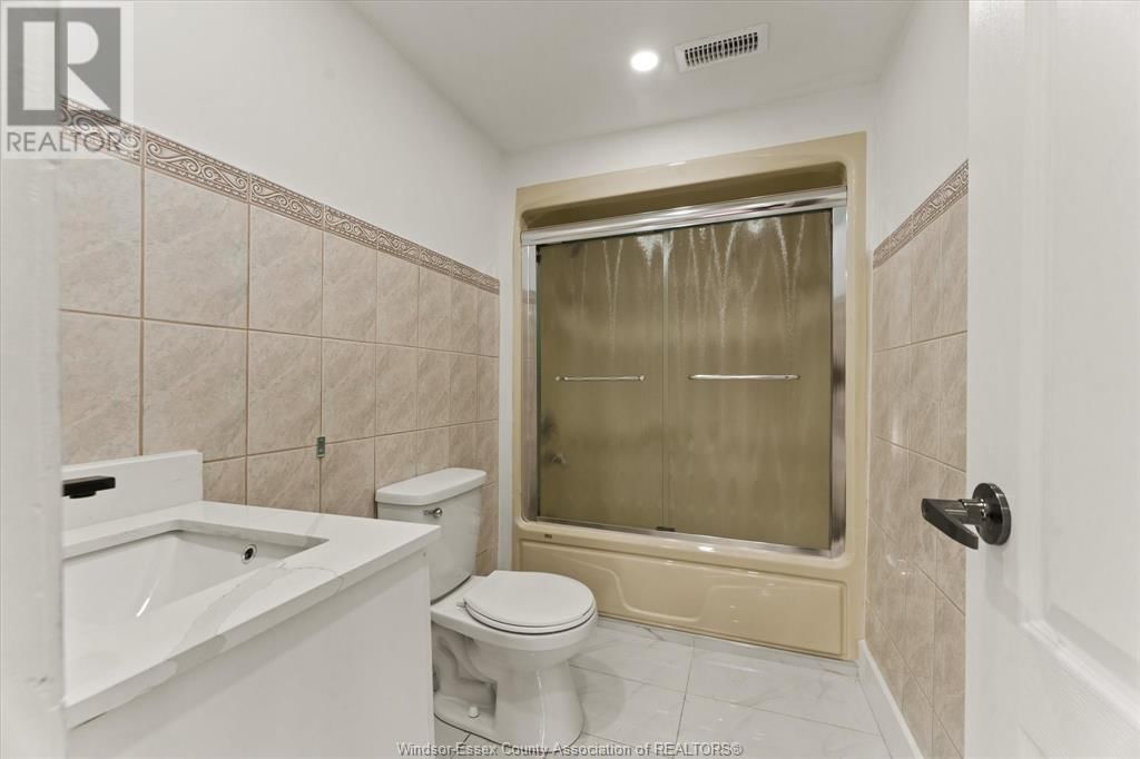 2056 JEFFERSON Image 33