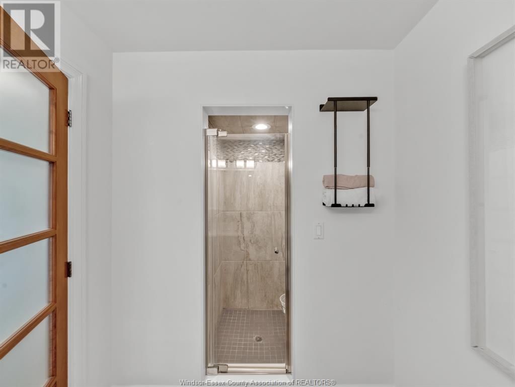 1042 LILYDALE Image 25