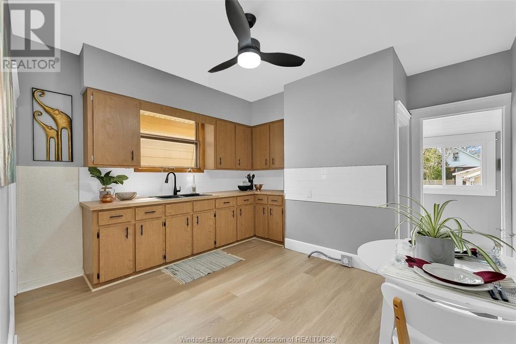 1347 LINCOLN Image 17