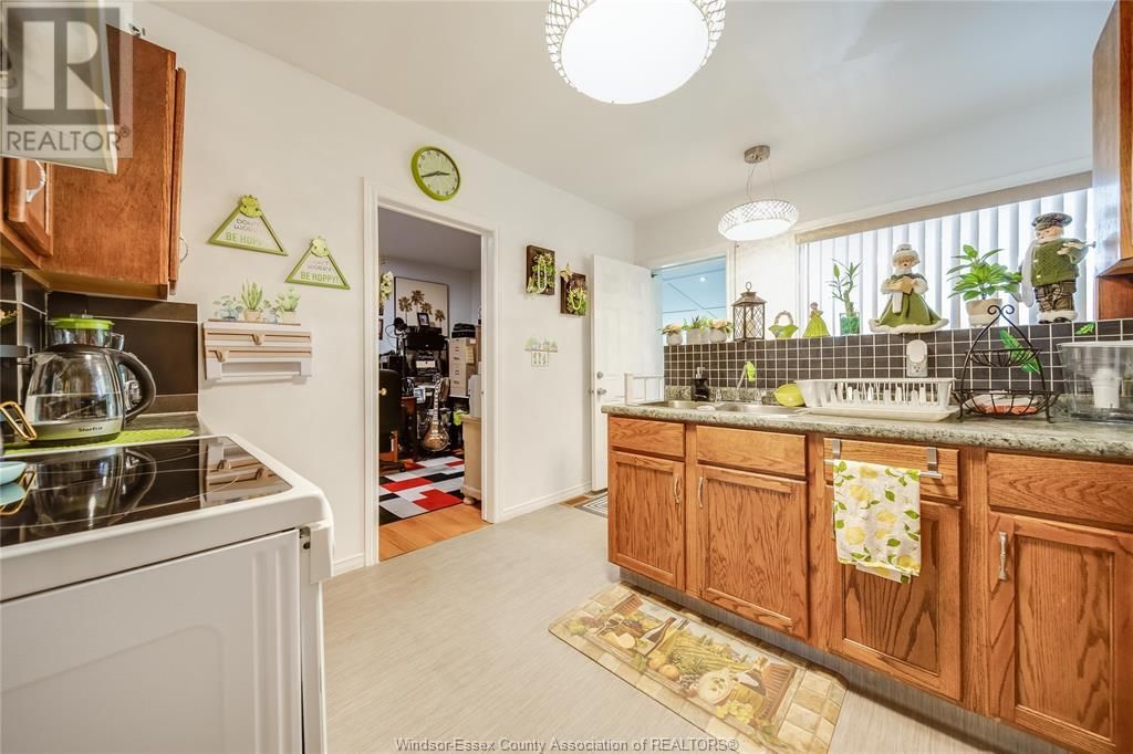 1054 OAK STREET Image 13