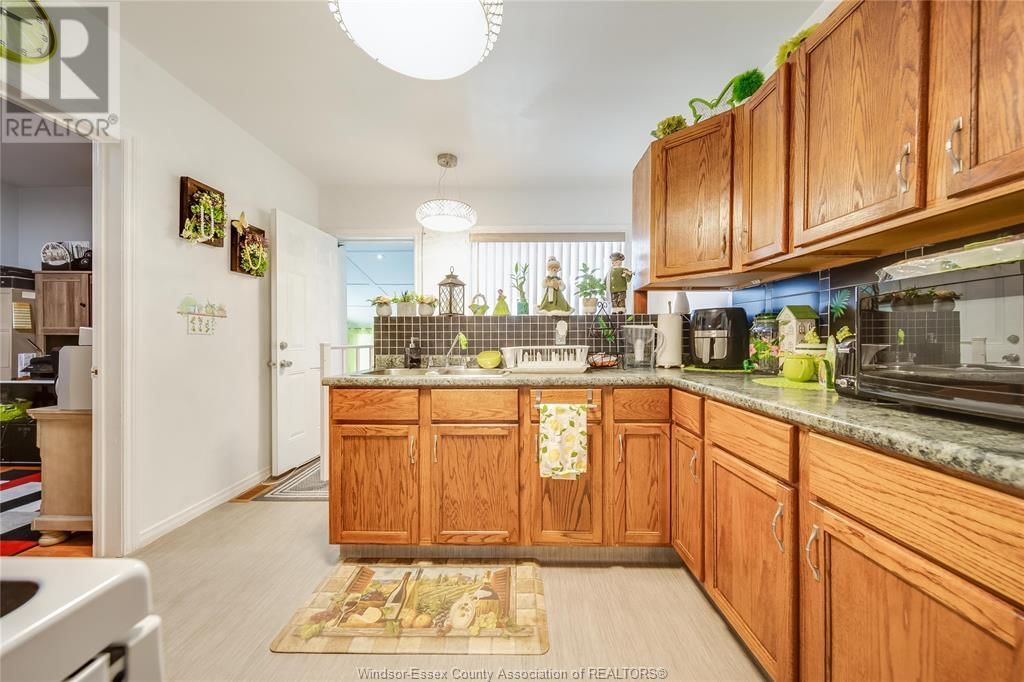 1054 OAK STREET Image 14