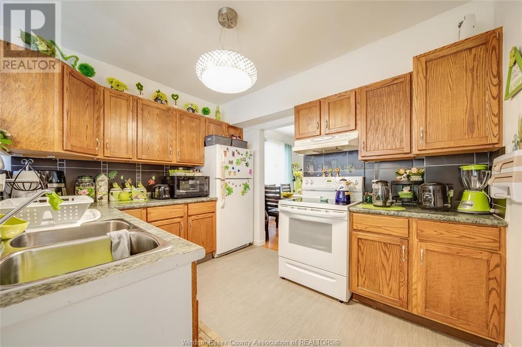 1054 OAK STREET Image 15