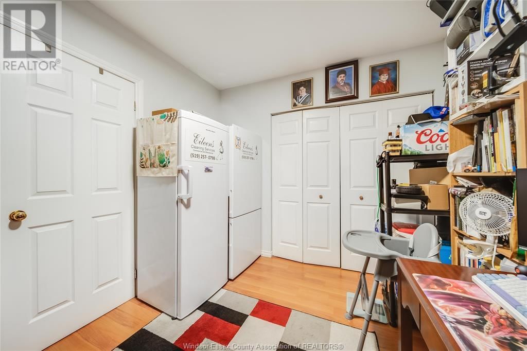 1054 OAK STREET Image 17