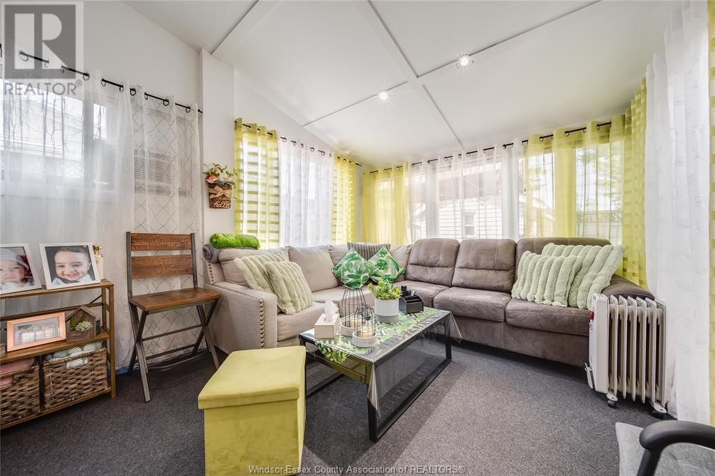 1054 OAK STREET Image 18