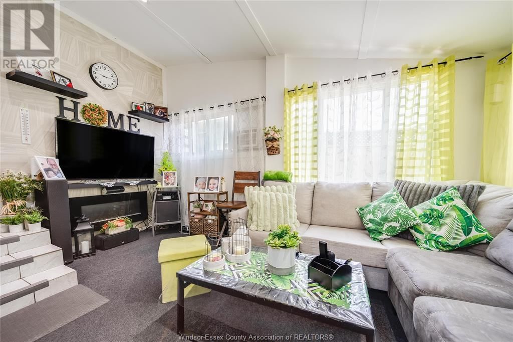 1054 OAK STREET Image 19