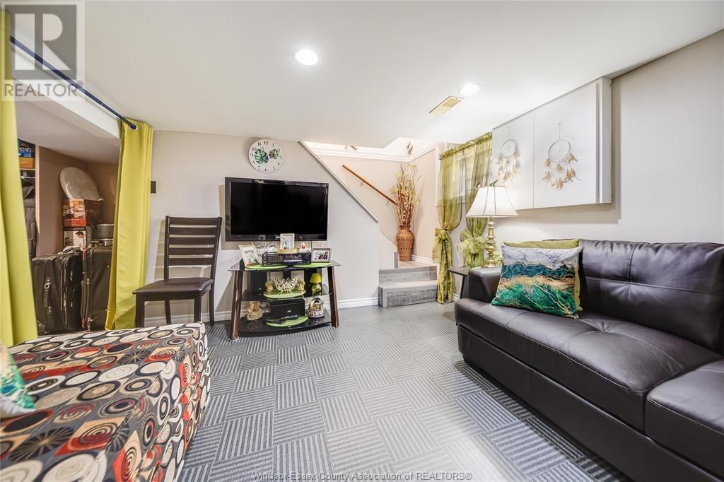 1054 OAK STREET Image 21