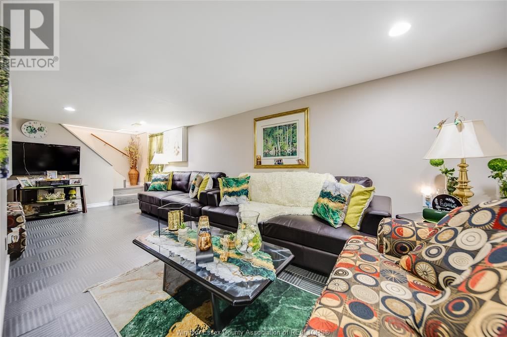 1054 OAK STREET Image 22