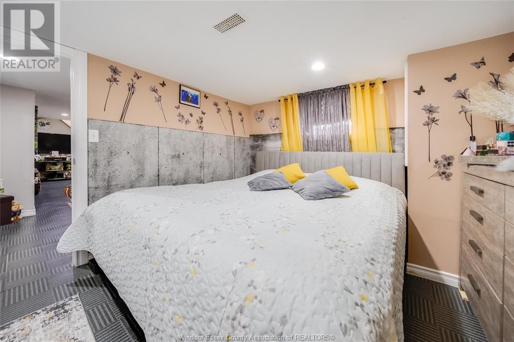 1054 OAK STREET Image 24