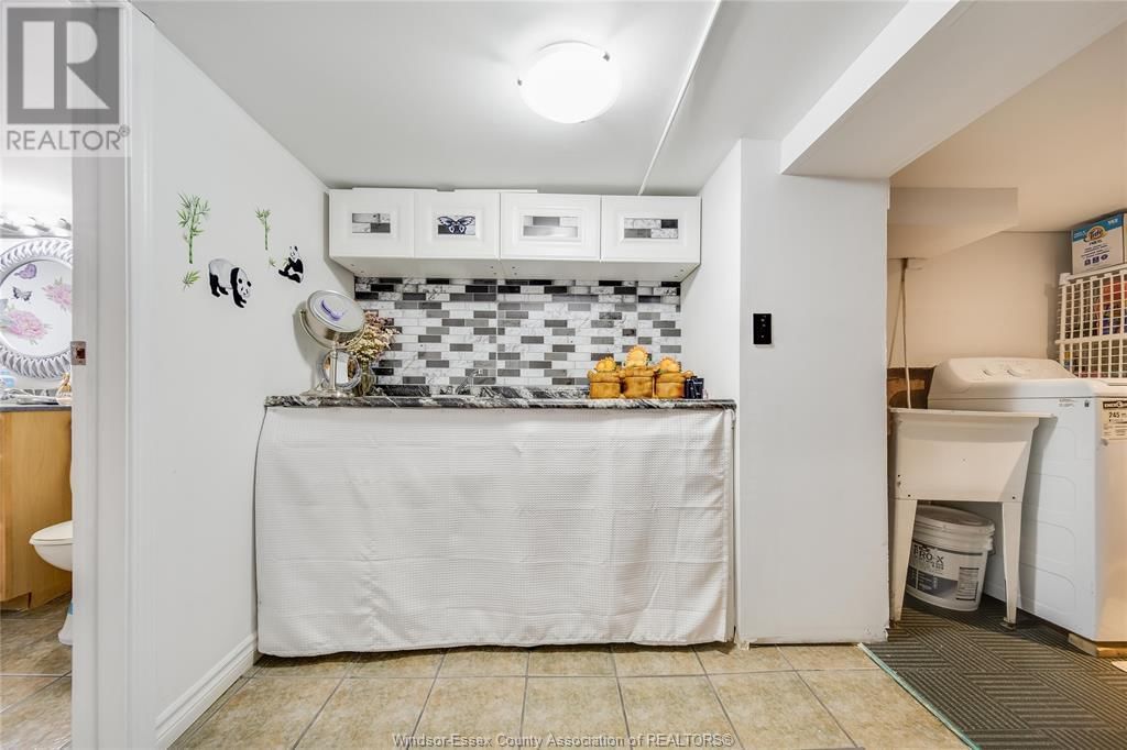 1054 OAK STREET Image 25