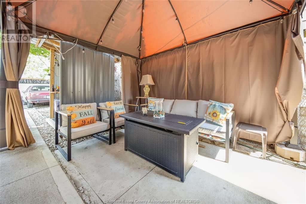 1054 OAK STREET Image 28