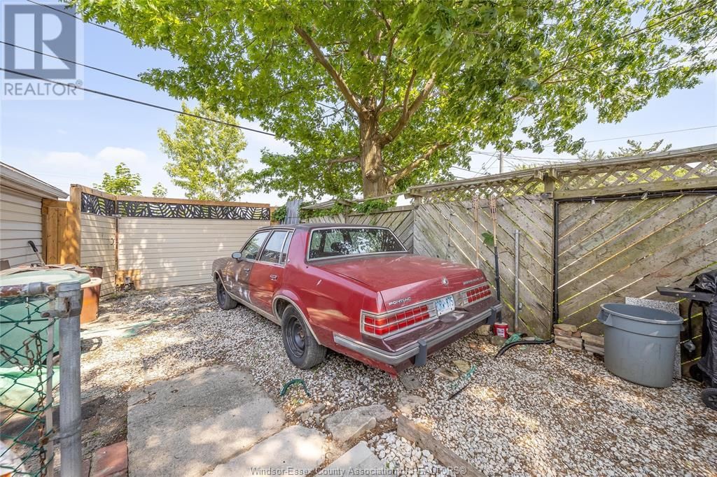 1054 OAK STREET Image 30
