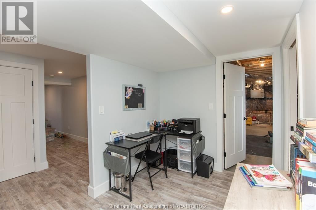 7 VENTURE CRESCENT Image 24