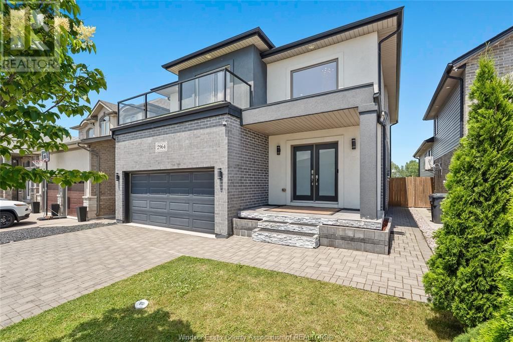 2964 MCROBBIE CRESCENT Image 1