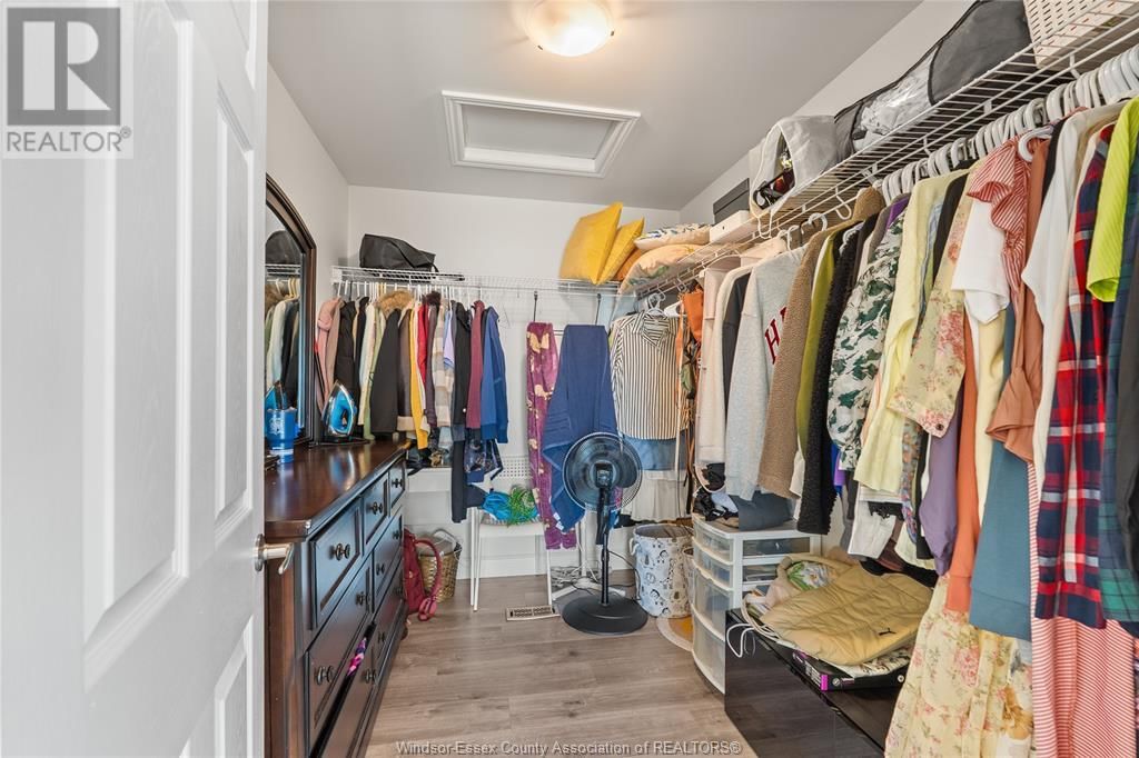 2964 MCROBBIE CRESCENT Image 26