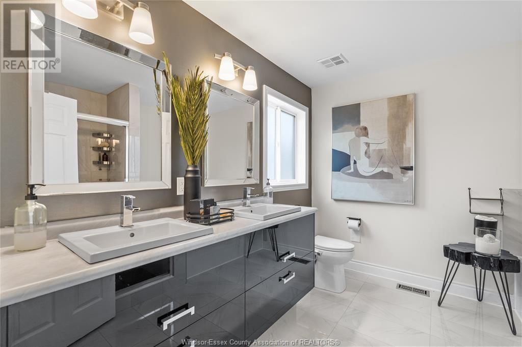 2964 MCROBBIE CRESCENT Image 27