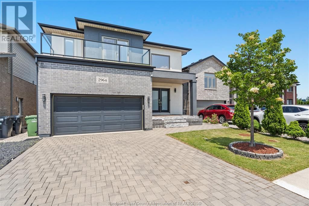 2964 MCROBBIE CRESCENT Image 3