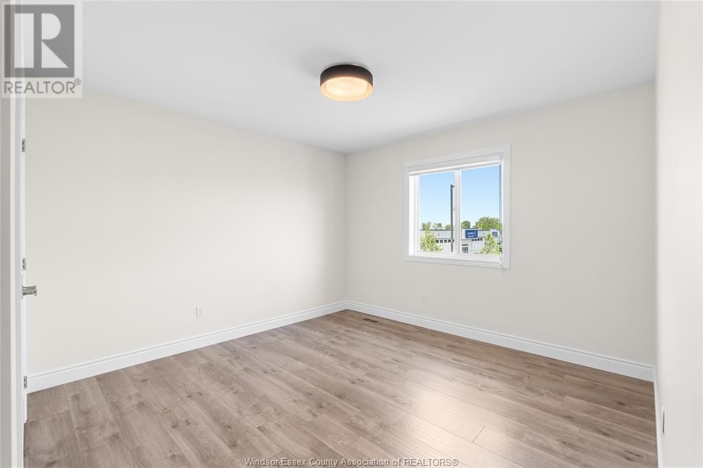2964 MCROBBIE CRESCENT Image 31