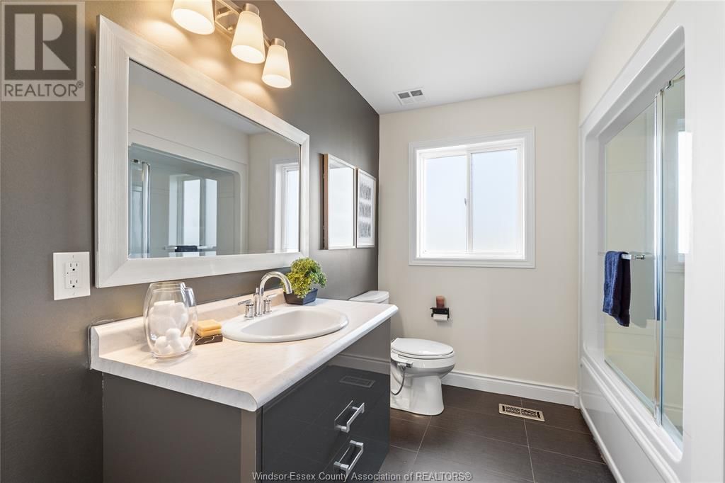2964 MCROBBIE CRESCENT Image 32