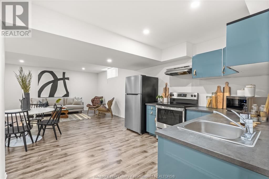 2964 MCROBBIE CRESCENT Image 34