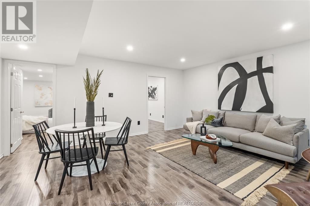 2964 MCROBBIE CRESCENT Image 37