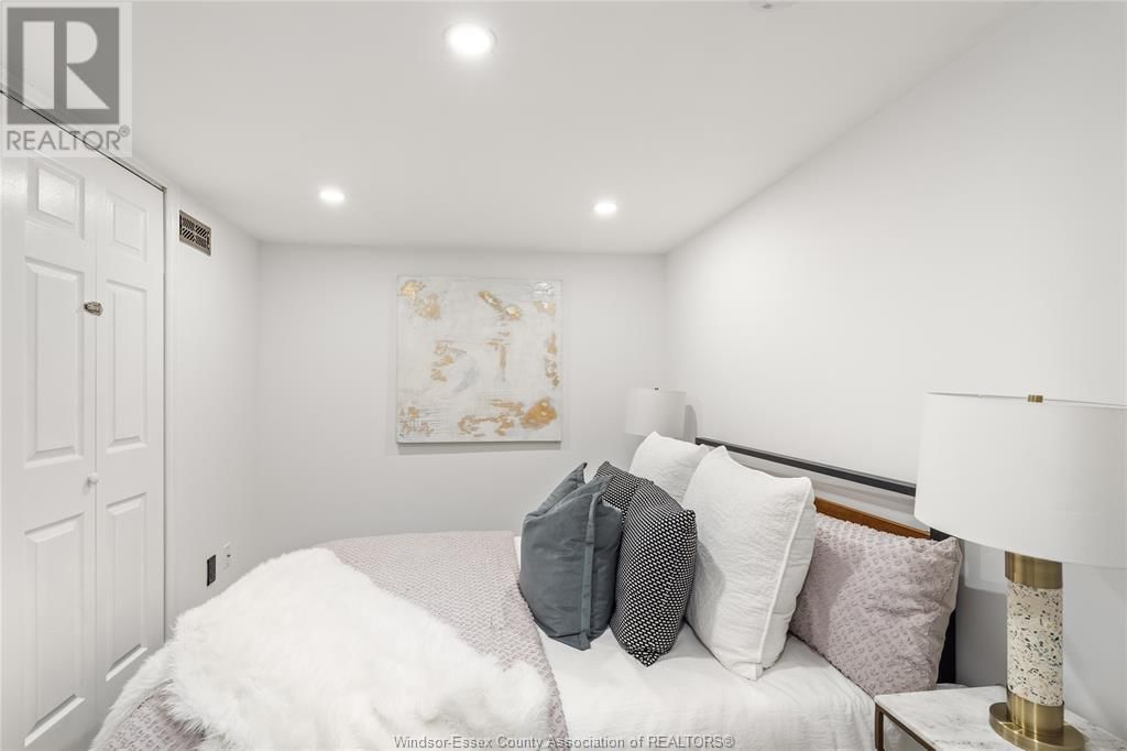 2964 MCROBBIE CRESCENT Image 38