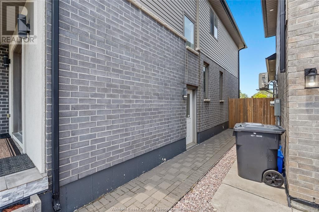 2964 MCROBBIE CRESCENT Image 41