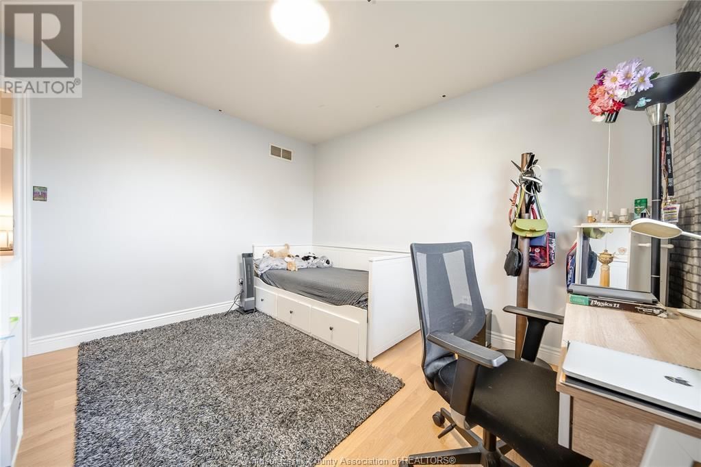 2505 ST CLAIR AVENUE Image 25
