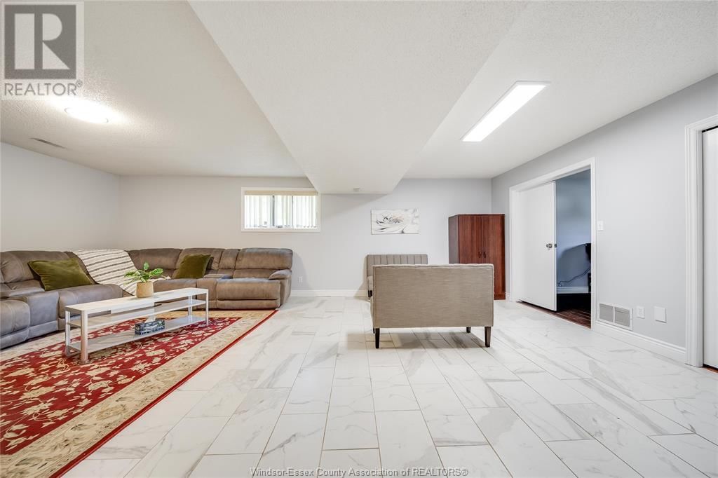 2505 ST CLAIR AVENUE Image 33