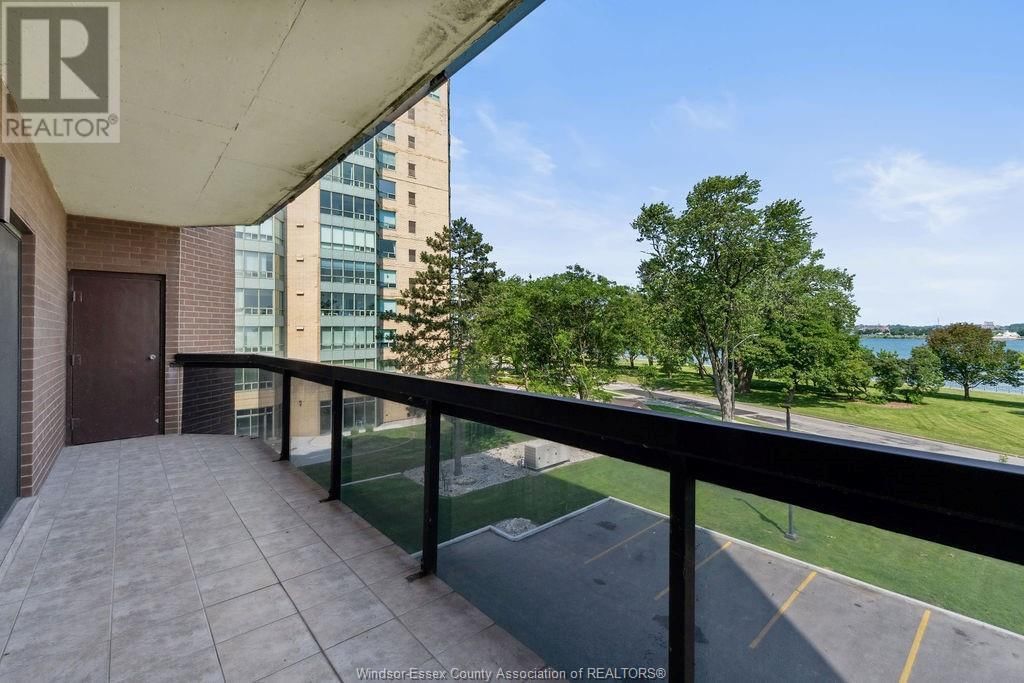 306 - 3663 RIVERSIDE DRIVE EAST Image 11