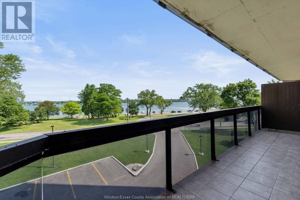 306 - 3663 RIVERSIDE DRIVE EAST Image 12