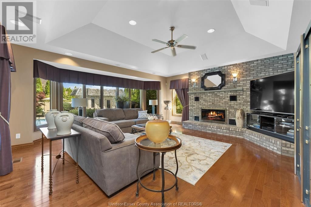 541 KERR CRESCENT Image 11