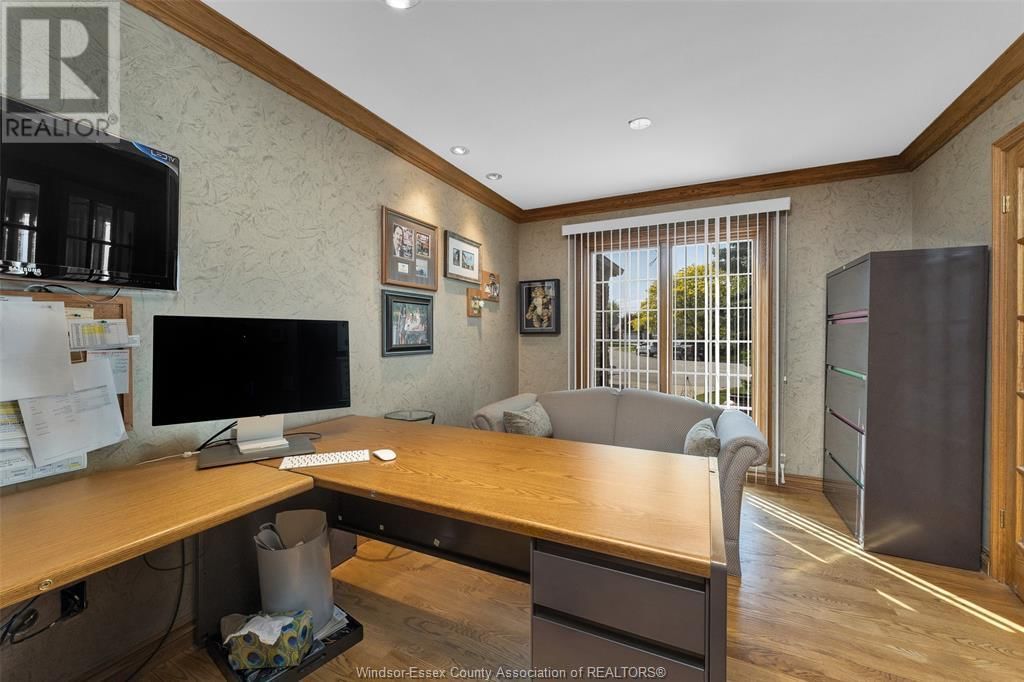 541 KERR CRESCENT Image 15