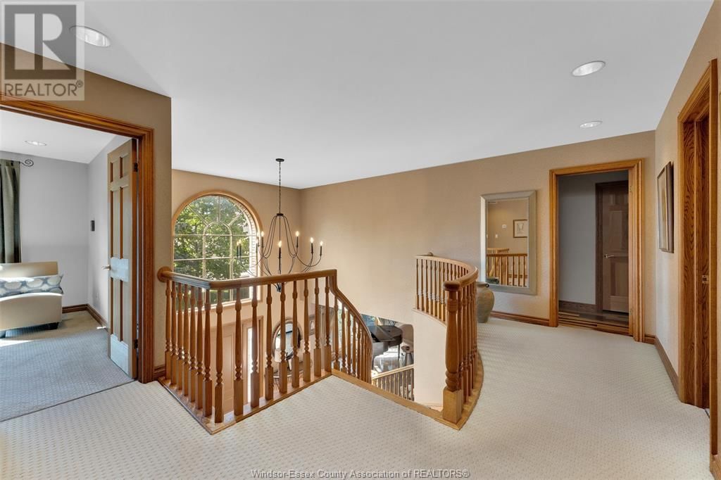 541 KERR CRESCENT Image 18