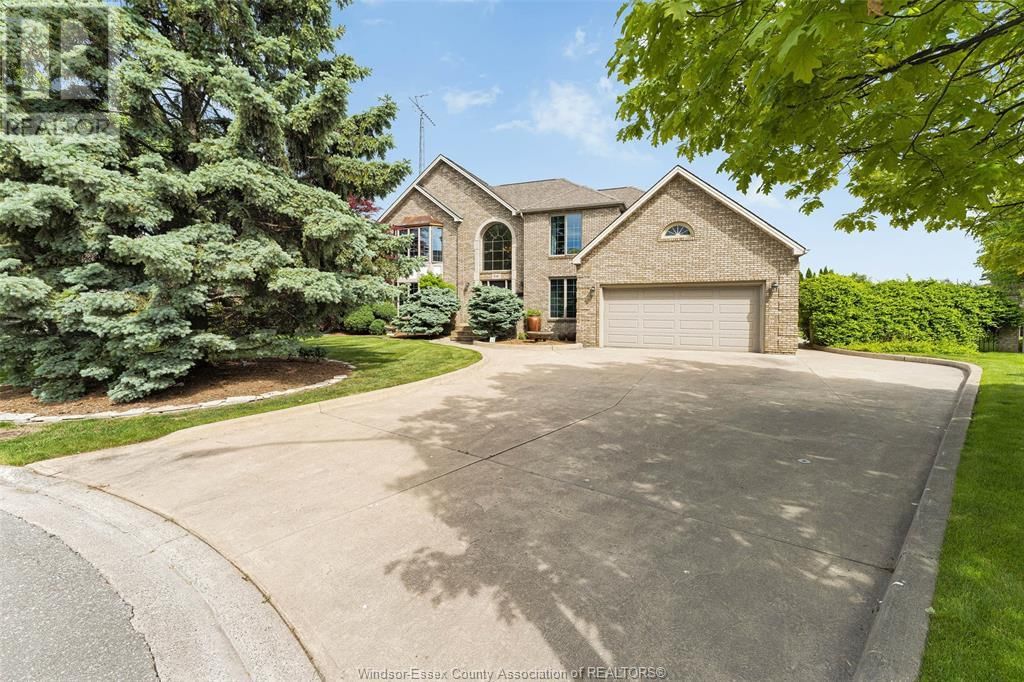541 KERR CRESCENT Image 2