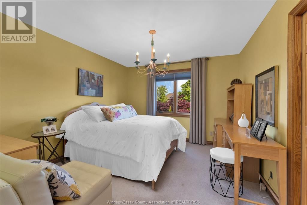 541 KERR CRESCENT Image 22
