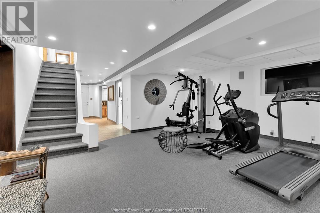 541 KERR CRESCENT Image 28