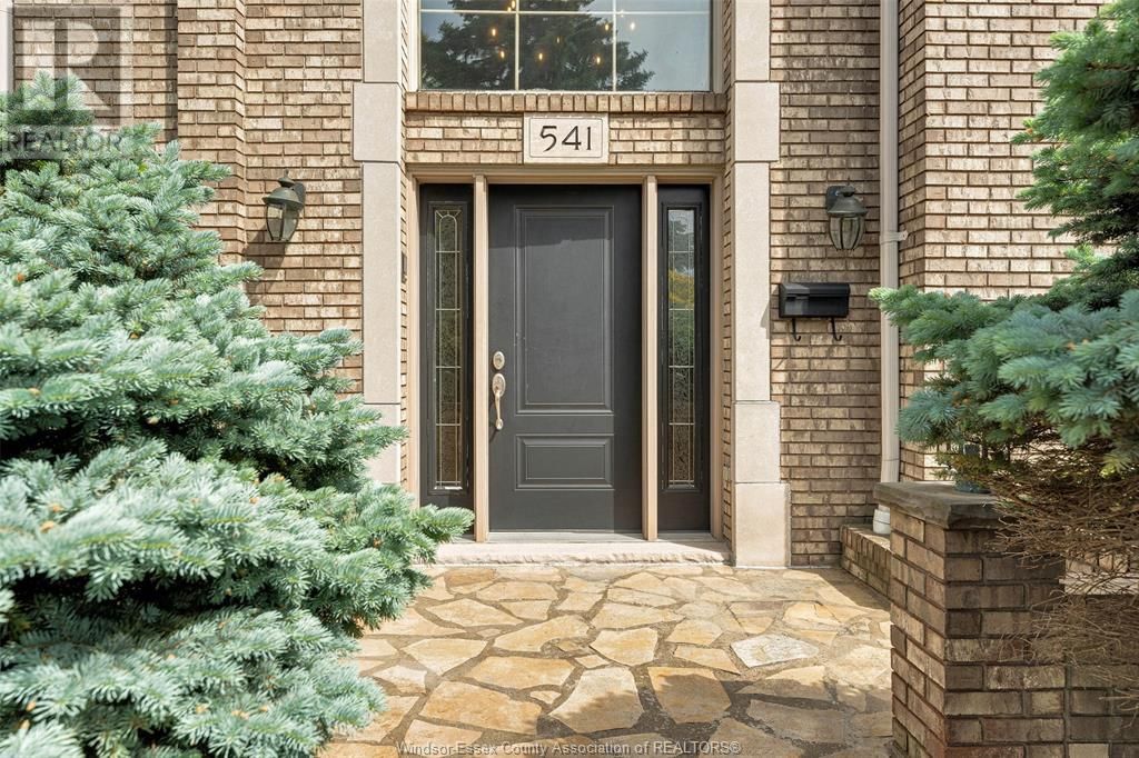 541 KERR CRESCENT Image 3