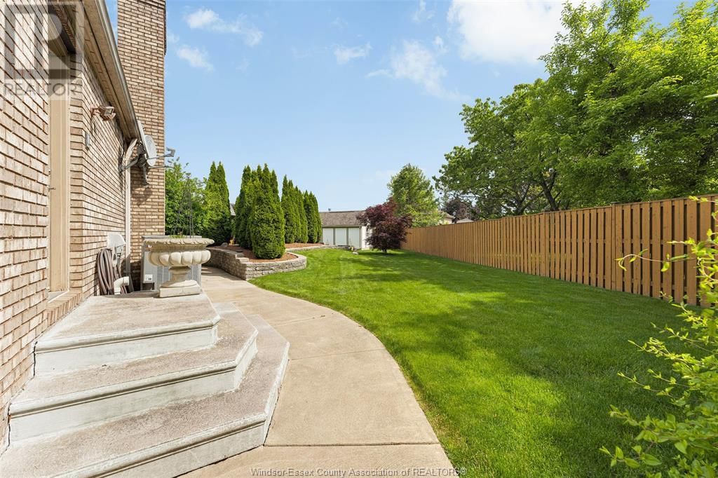 541 KERR CRESCENT Image 34