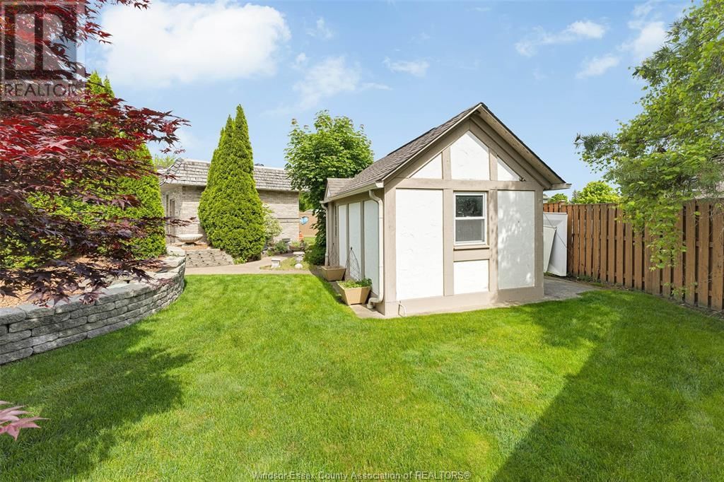 541 KERR CRESCENT Image 36
