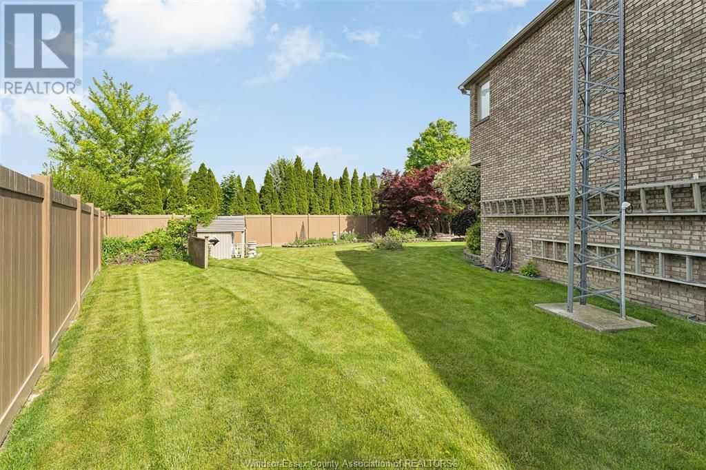 541 KERR CRESCENT Image 37