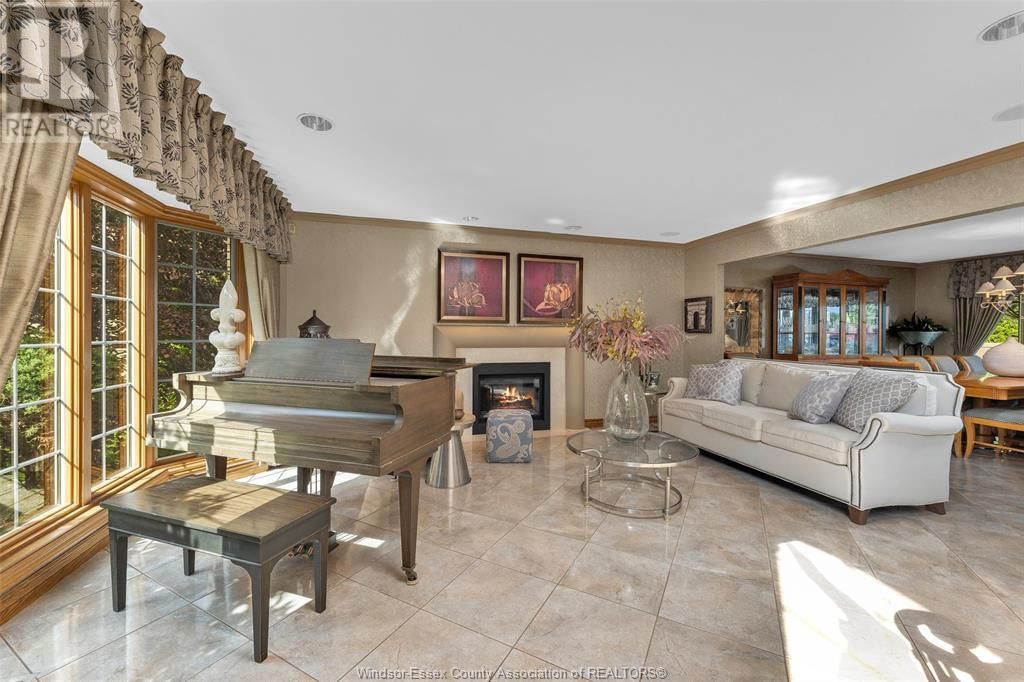 541 KERR CRESCENT Image 6