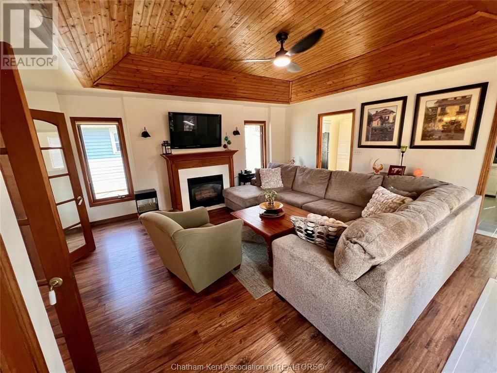 234 WELLINGTON STREET Image 21